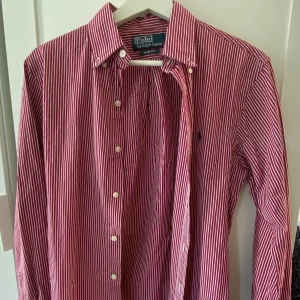 Ralph Lauren skjorta - Säljer denna snygga Ralph Lauren skjorta. Nyskick 10/10 utan några som helst tecken på använding. Trendig och perfekt nu inför sommaren. Nypris: 1299 kr. Mitt pris 499 kr. Hör av er vid eventuella frågor😊