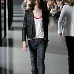 Dior Homme SS05 D-point belt - Imo Diors snyggaste bälte någonsin. Från den ikoniska Hedi Slimane kollektionen SS05. Bältet är i väldigt bra skick för att snart fylla 20 😼 Inga synliga skador, har ingen brådska att sälja men tar gärna emot offers så tveka inte att höra av er!