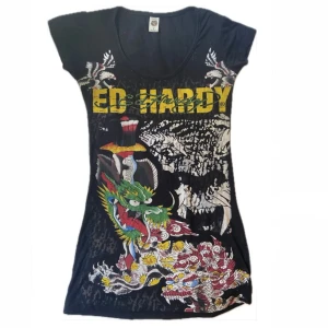 Ed Hardy t shirt/ klänning! - Funkar som både klänning eller lång tröja😁 jätte bra skick och inga defekter, storlek s men den är även väldigt stretchig så passar även M💕