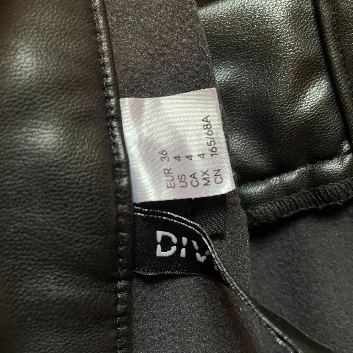 Svart kjol från Divided - 91