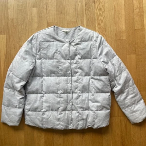 COS quiltad jacka - COS jacka i stl S. Några väldigt små fläckar annars i mycket fint skick. 🩷