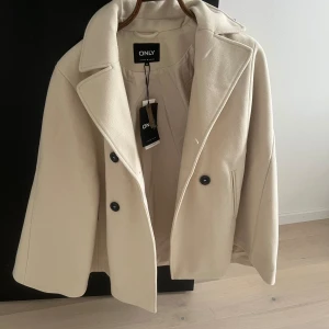  Only poncho  - Helt NY och SLUTSÅLD Only poncho som inte längre säljs med prislappar kvar! Storlek XS i krämvit/beige! Originalpris 630kr, mitt pris: 450 🤍
