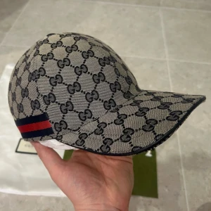 Gucci keps - Säljes ny då jag inte gillade den kvitto finns ej men box billig vid snabb affär passa på 