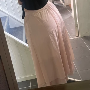 Rosa kjol - En superfin rosa prinsesskjol! Den når ungefär till mitten av smalbenet på mig som är 165. Supergullig i en fantastisk ljusrosa färg!