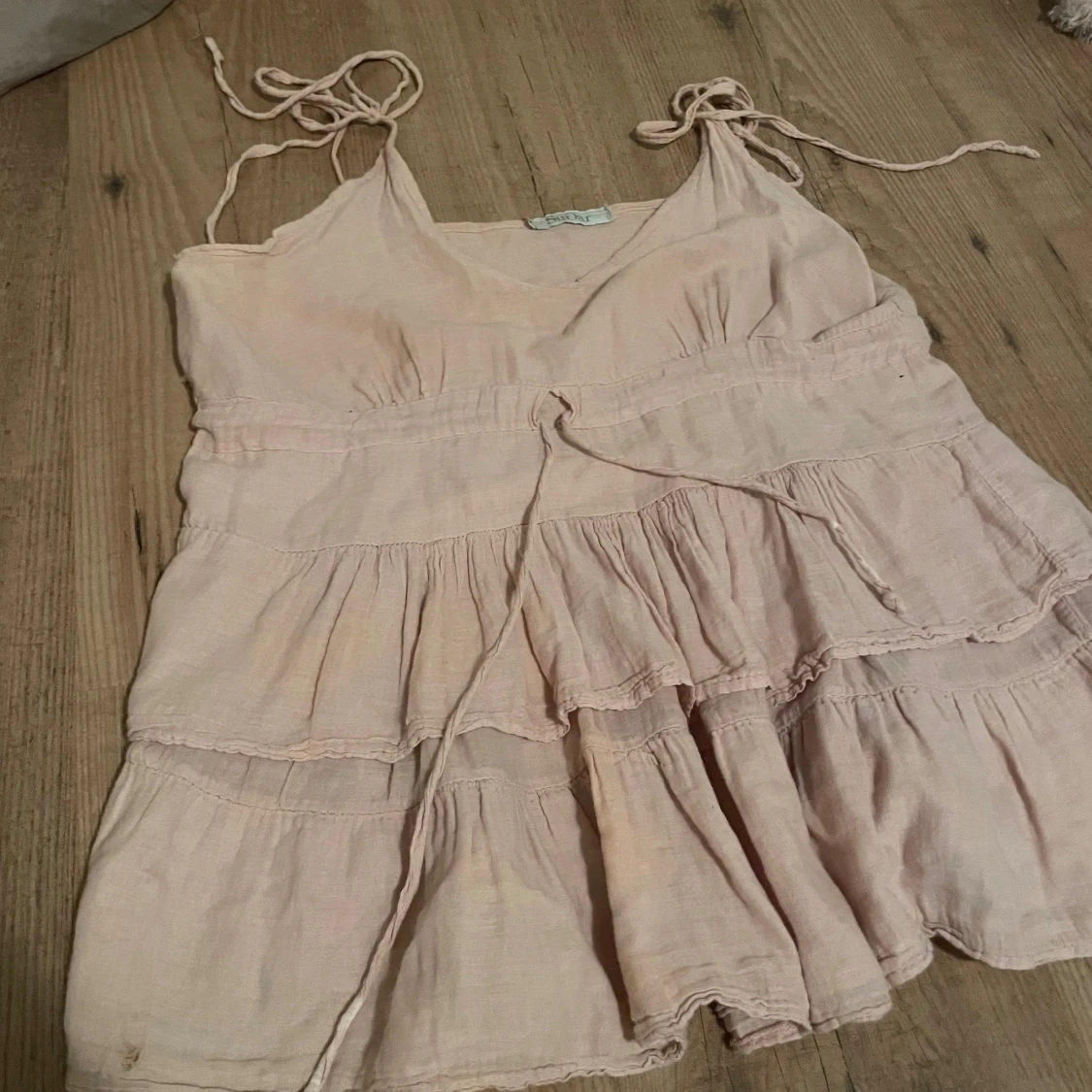 Ljus rosa tröja som går att knyta vid axlarna och magen! Super skönt material!