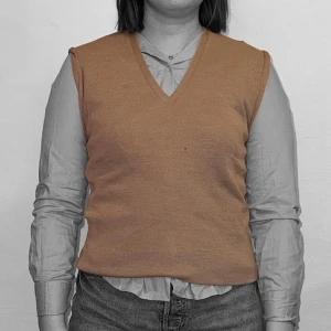 Vintage väst i beige - Beige väst. Storlek gissar vi på S-M. Antagligen bomull. Vintage men bra skick.