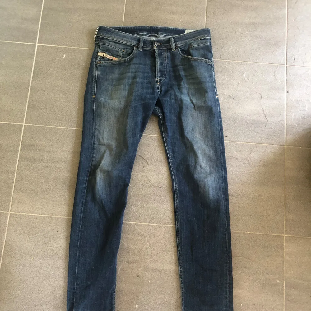 Säljer mina dieseljeans som är i ett bra skick 9/10 och en mycket snygg färg och passform, tveka inte på att skriva om du undrar nått!🤩. Jeans & Byxor.