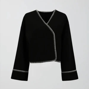 jacka/kofta  - Super populär jacka/kofta från ginatricot i storlek xs som är helt slutsåld. Nyligen köpt och bara använda få gånger. Skriv för egna bilder! Nypris 500❤️