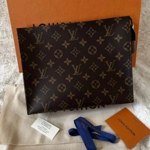 Louis Vuitton poche toilette clutch - Säljer den populära LV clinchen. Stora storleken! Använt ett flertal gånger. Lite smuts inuti annars inga repor eller skador!   Box och dustbag tillkommer med taggar. Priset kan diskuteras vid snabb affär
