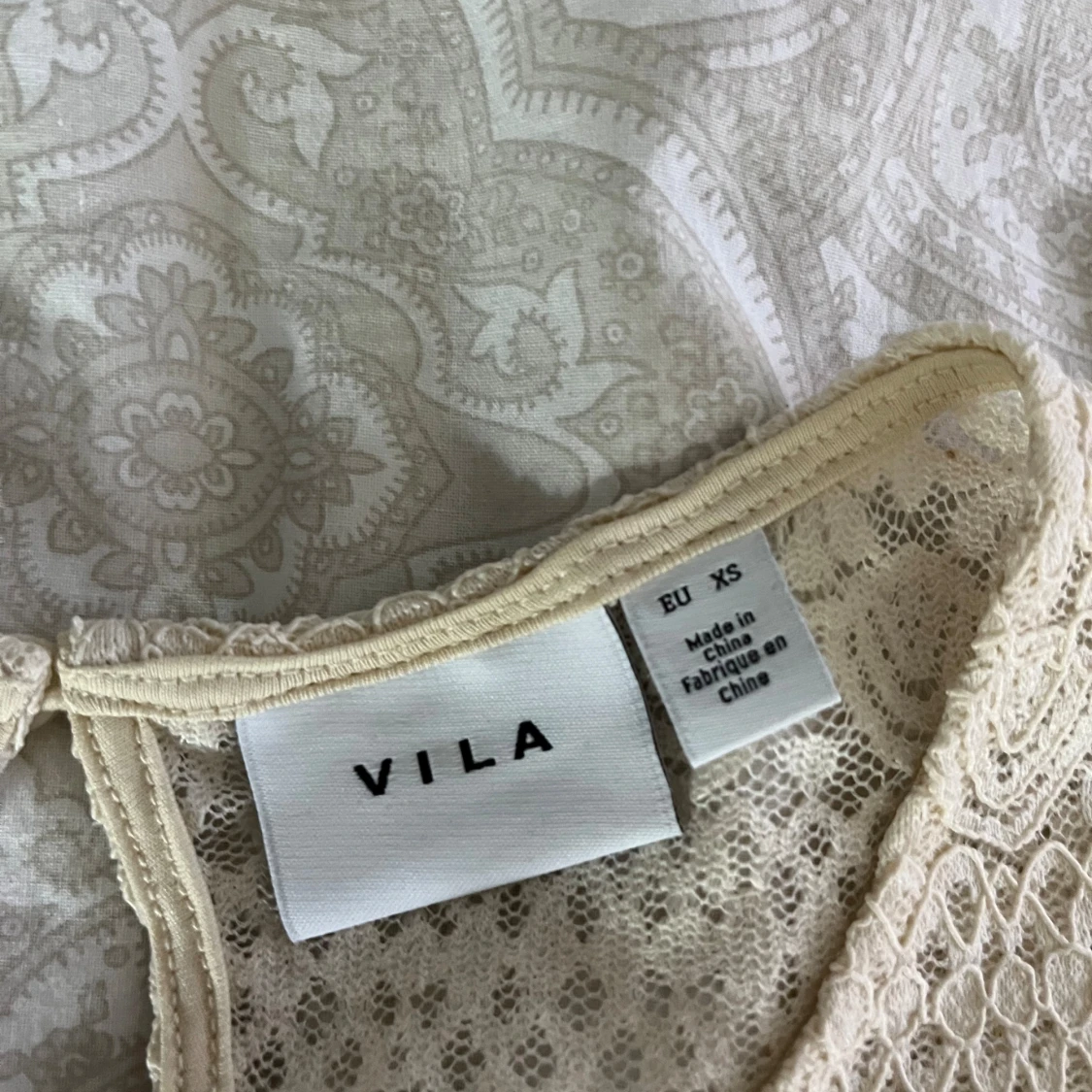 Beige spetsblus från Vila - 90