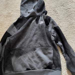 Snygg Nike hoodie i svart kamouflage. Mysigt och skönt material. (Pris kan förhandlas) 158cm