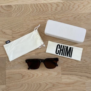 Chimi solglasögon #004 - Chimi solglasögon i modellnummer 004 i färgen. Inga repor eller andra skador, nyskick. Kommer med original fodral, dustbag och putsduk.  Nypris: 1 350 kr