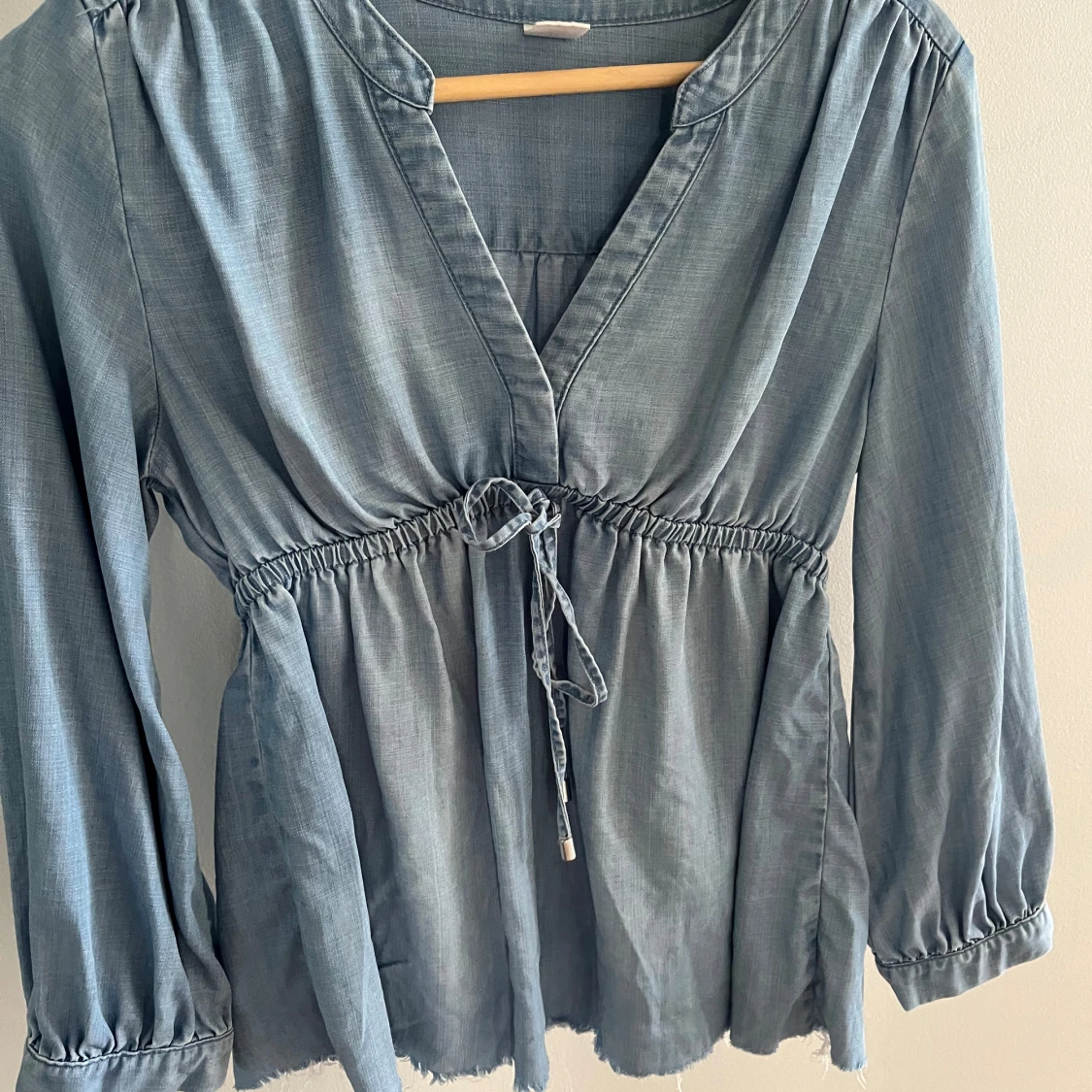 En ljusblå långärmad  - 91