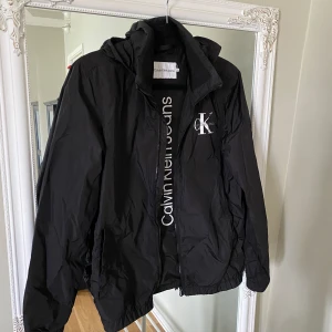 Calvin Klein jacka - Säljer då den aldrig kommer till användning 