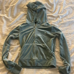 Grön Juicy Couture hoodie - Säljer den för att den ej passar längre. Älskar den och den är jätte jätte fin! 💚 köpte den för 1300kr men säljer den för bara 300kr + frakt eller 360kr och gratis frakt!! ❤️💸