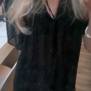Blus - Står ingen storlek på den, men skulle tro att den passar en S/M då den är lite för stor för mig. Väldigt genomskinlig, men samtidigt en av de snyggaste blusarna jag sett. Inga defekter. Tror den är från Zara. Den är 44 cm från armhåla till armhåla.