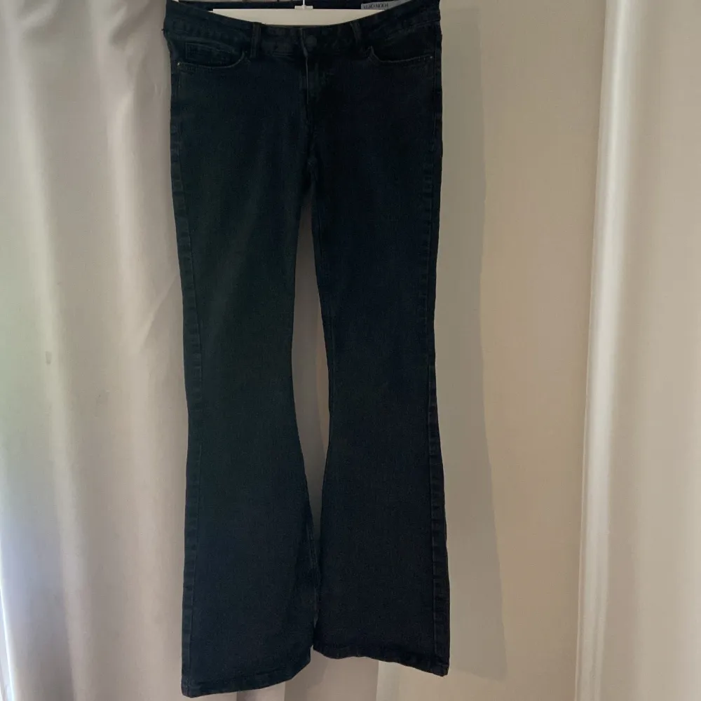 Svarta låg midjade jeans från Veronica i bra skick, lite slitna beta vid fötterna (bild 3). Jeans & Byxor.