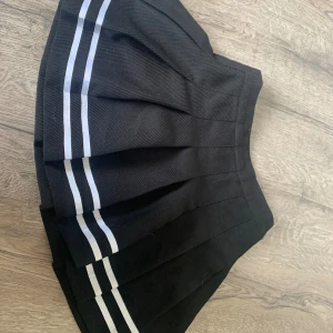 Kjol - Säljer även denna oxå för den är väldigt stor, den är jätte fin men kommer aldrig till användning. 