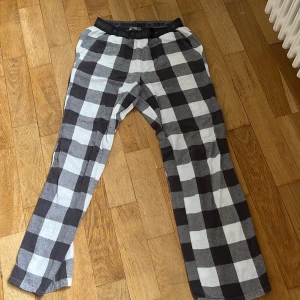 Rutiga pyjamasbyxor! - Rutiga pyjamasbyxor från Kappahl i storlek 134/140, är i bra skick! Köpt är köpt, ny pris är 300 kr!
