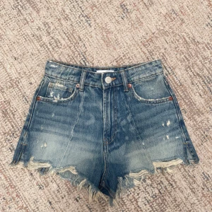 Jeans shorts  - Hej, jag säljer dessa jättesnygga jeansshorts från zara i storlek 34. De är aldrig använda och i perfekt skick. Säljer då de inte kommit till användning. Kan skickas, fraktkostnad tillkommer då 💕🫶🏼