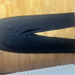 Kostymbyxor - Snygga svarta kostymbyxor i rak modell