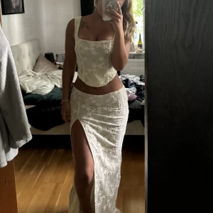 Ett super set från Plt  - Säljer ett oanvänt sätt från prettylittlething. Fortfarande med prislappen kvar och säljs tillsammans. Toppen är en S o kjolen är mer i M 