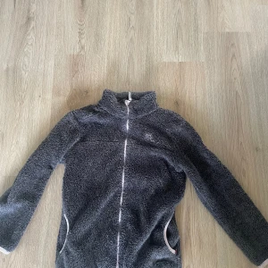 Tröja  - En fin tröja som jag tyvär har växt ur då den är lite kort i armarna på mig