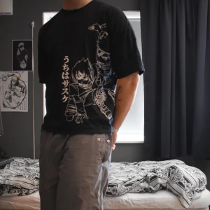 Anime t-shirt - Anime t-shirt med naruto tryck, storlek XL men passar mindre.  Jag är 185cm 90kg för referens