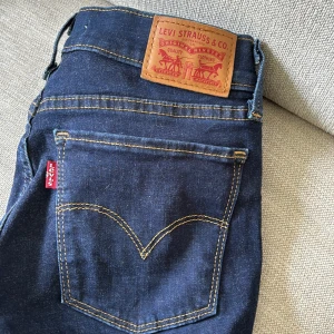 Levis skinny jeans  - Levis jeans  Bra skick Har används ungefär 10 gånger  Perfekta om man vill sy om till bootcut eller en jeans tjol