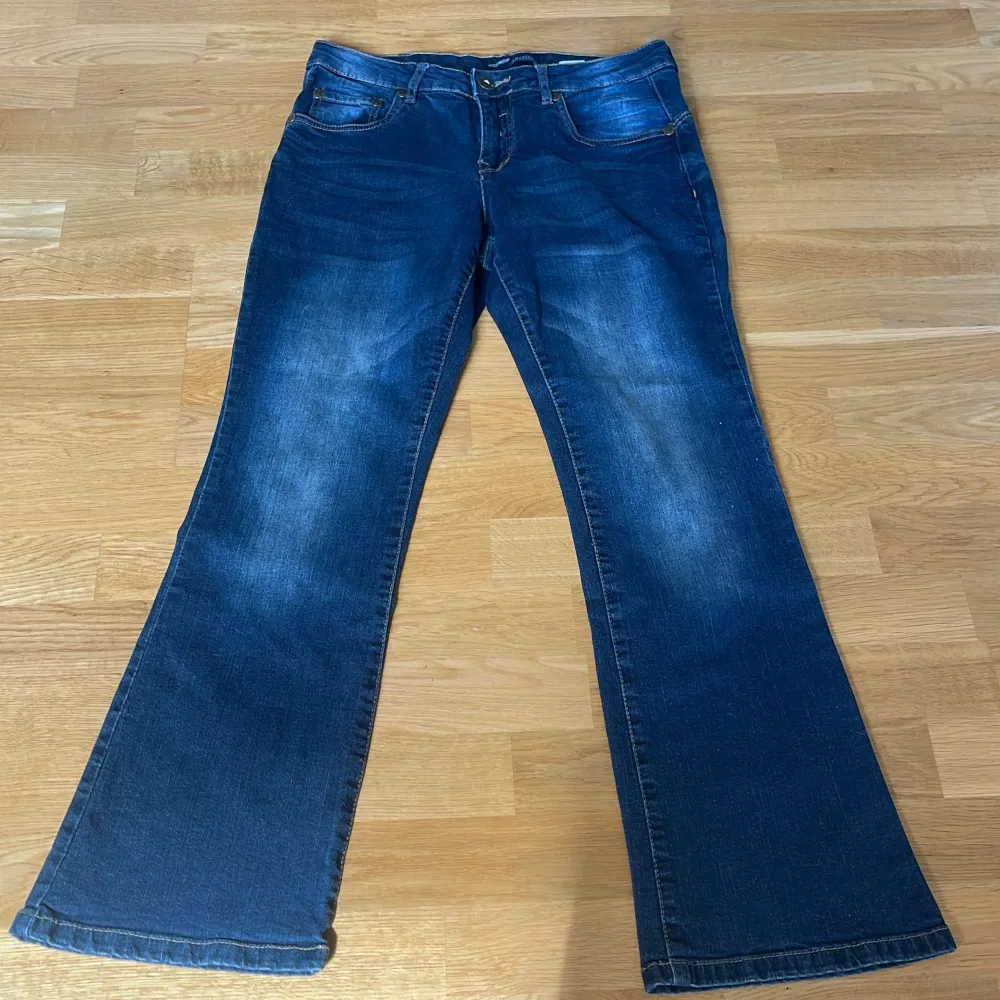 Utsvängda jeans från Arizona, färgen syns bäst på andra bilden💕passar nog som en M💕midjemått: 40 cm Innerben: 72vm. Jeans & Byxor.