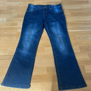 Utsvängda jeans  - Utsvängda jeans från Arizona, färgen syns bäst på andra bilden💕passar nog som en M💕midjemått: 40 cm Innerben: 72vm