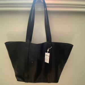 Svart skolväska  - Svart skolväska från only. Helt ny och aldrig använd, den kostade 349 kr från början