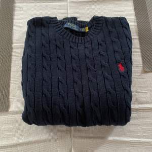 Säljer en kabelstickad tröja från polo Ralph Lauren. Skick 10/10 använd 1 gång, själv klart äkta som ni ser på sista bilden. Nypris är 2300kr. Strl S passar längden 164-172cm ungefär, tveka inte vid frågor. 