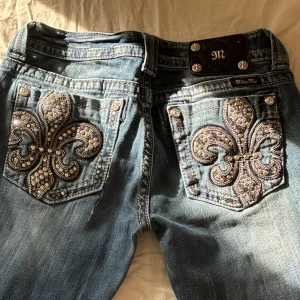 Miss Me Jeans - Säljer mina Miss Me för att dom har blivit för korta för mig. Jag är (173cm).  Bara använda 3 ggr men saknar en ”knapp” på loggan och en tunn spricka vid fickan, där av priset. Sprickan går lätt att sy igen dock.