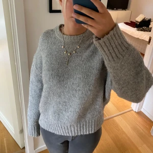Grå stickad tröja  - Grå stickad tröja från Zara, storlek S🌸