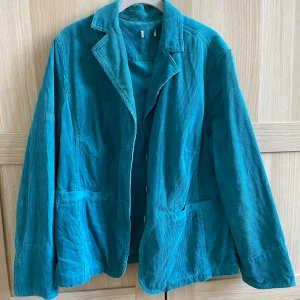 Petroleumblå manchesterjacka - Snygg blå jacka i fint skick 💙🦕🛃🩵