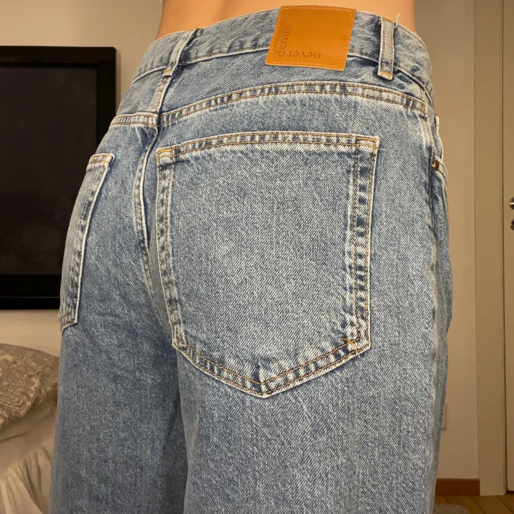 Jeans i en baggy-modell från BikBok. Aldrig använt. Beroende på hur man vill att jeansen ska sitta så kan man välja om man vill ha lägre eller högre midja.. Jeans & Byxor.