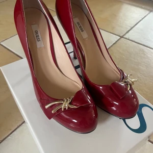 Klackar  - Detta är återigen ett par klackar i strl 40. Materialet är skinn och klacken är 11,5 cm. Nypris är 1655, och de är inte använda så mycket! Skriv privat om ni har några funderingar!