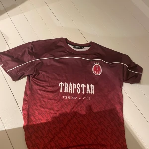 Trapstar fotbolls tröja  - Helt ny aldrig använd Trapstar fotbolls tröja i storlek s men passar m. Köpt på trapstars hemsida 
