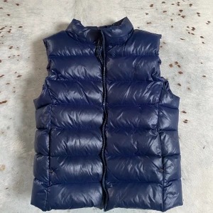 Polo Ralph Lauren Väst - Hej, säljer en polo väst som knappt är använd; den är i nyskick. Strl 164. 8/10 skick. Killen på bilden har strl xs vanligtvis så skulle säga att den är stor i storlek. Nypris: ¡2000kr! Hör av dig vid intresse! 