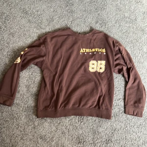 Brun tjocktröja🤎 - Jätte fin brun tjocktröja men gul och vit design på!🤎 är i bra skick💕
