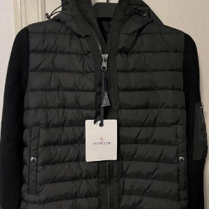Moncler Tricot Cardigan - Storlek: XL (Passar L möjligtvis M också) Säljes då det ej är min stil längre. Skick: 9/10