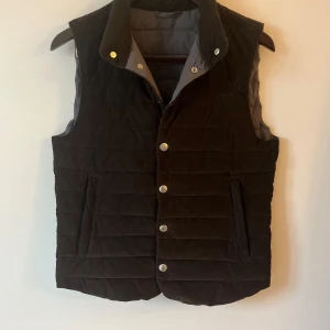 Cavoli väst  - Hej, säljer nu denna trendiga Cavoli väst för att den börjar bli för liten. Västen är brun och matrialet är Manchester. Den är i gott skick och som ny. Nypris 1600 mitt pris 699kr! Hör av er vid minsta fundering. 