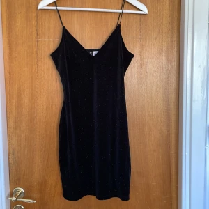 Glittrig klänning  - Svart glittrig klänning 