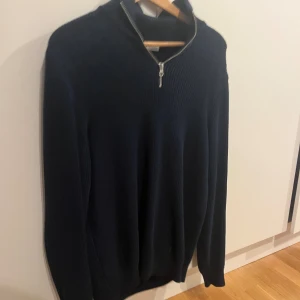 Mörkblå Half zip - En snygg half zip från zara i väldigt bra skick, storlek M, skriv vid intresse