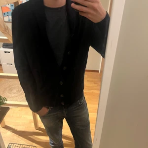 Cardigan - Säljer nu denna skit snygga kofta ifrån Gap. Bra skick och inga defekter. Den är i cotton/cashmere blend som gör att den är otroligt skön. 🤩🍾🤩