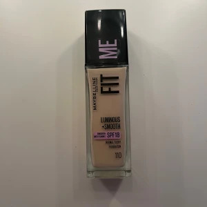 Fit me foundation  - fit me foundation endast provad en gång och väldigt glowig 