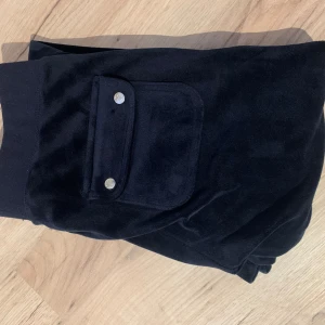 Juicy couture  - Säljer mina marinblåa juicy byxor pågrund av att dom inte används av mig längre. Pris kan diskuteras 