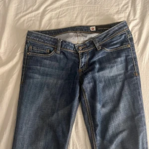 Lågmidjade jeans  - Köpt på Urbanoutfitters vintage avdelning, skicket är som aldrig använt även fast dom är vintage. Storlek 27 men skulle säga storlek s. Säljer då de är förstora på mig. Är 163 och de är för långa på mig! Det är bootcut jeans☺️