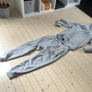 Hoodrich tracksuit - Jag säljer nu en hoodrich tracksuit, Den är u storlek S, är i 9/10 skick, ingen skada på den. Pris kan diskuteras 